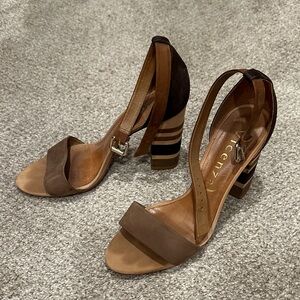 Vicenza brown block heel with suede accents